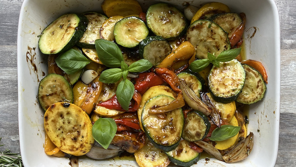 Antipasti aus gelben und grünen Zucchini und Paprika in Auflaufform